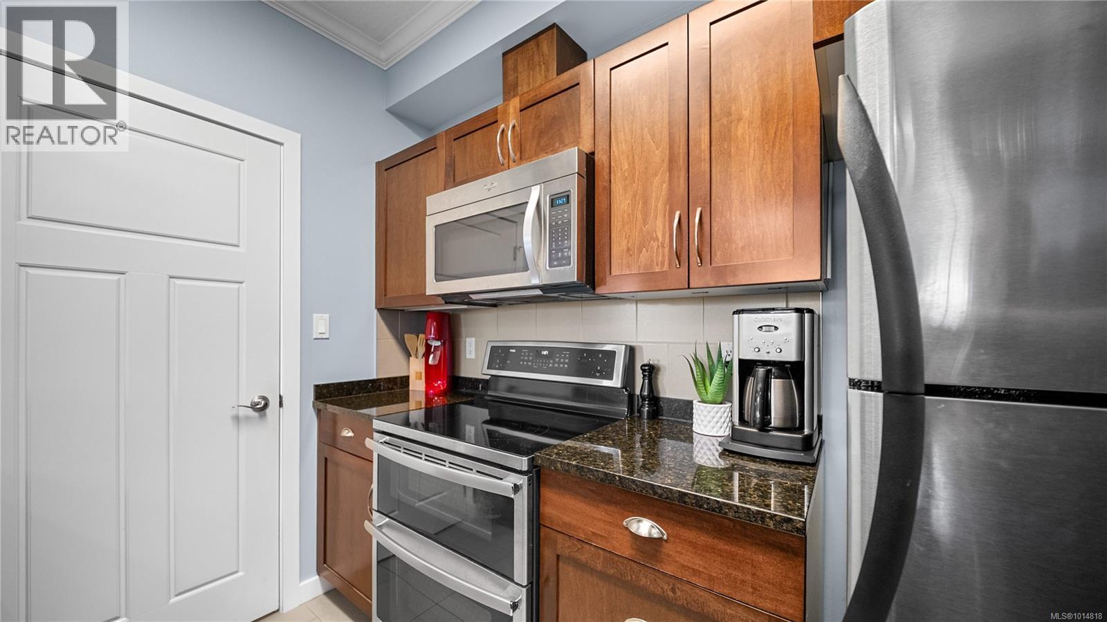 207 7088 West Saanich Rd, Central Saanich
