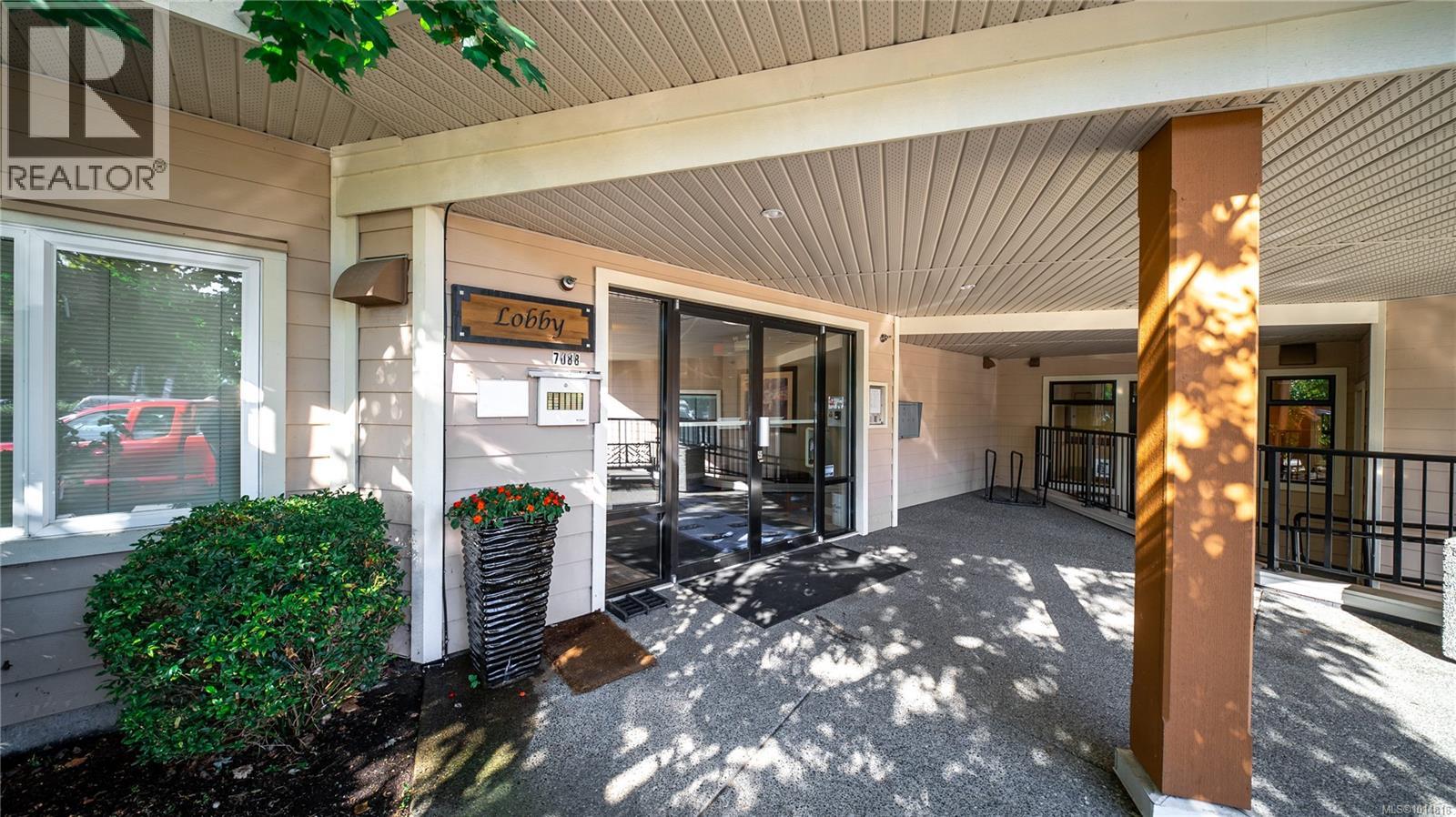 207 7088 West Saanich Rd, Central Saanich