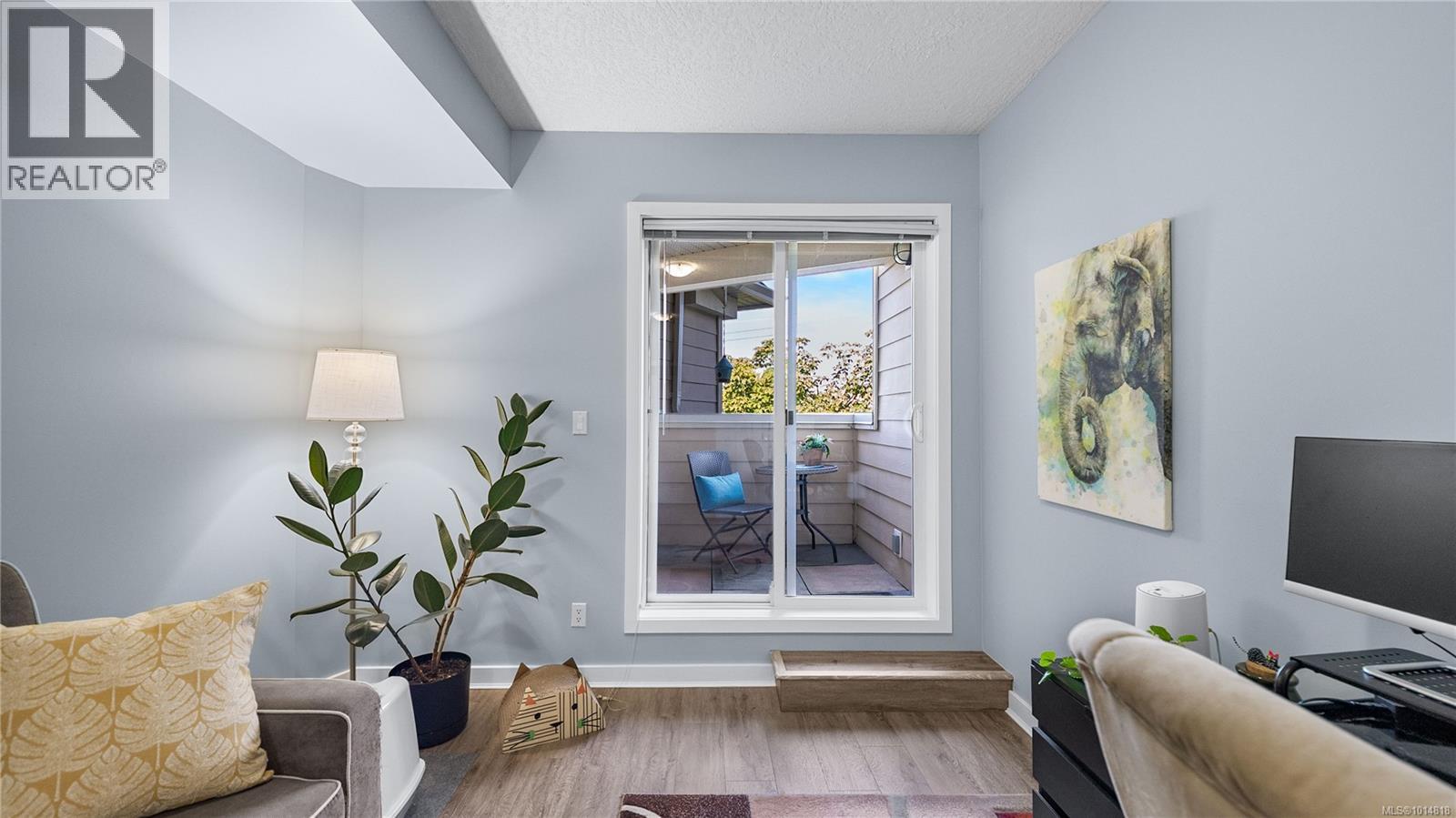 207 7088 West Saanich Rd, Central Saanich