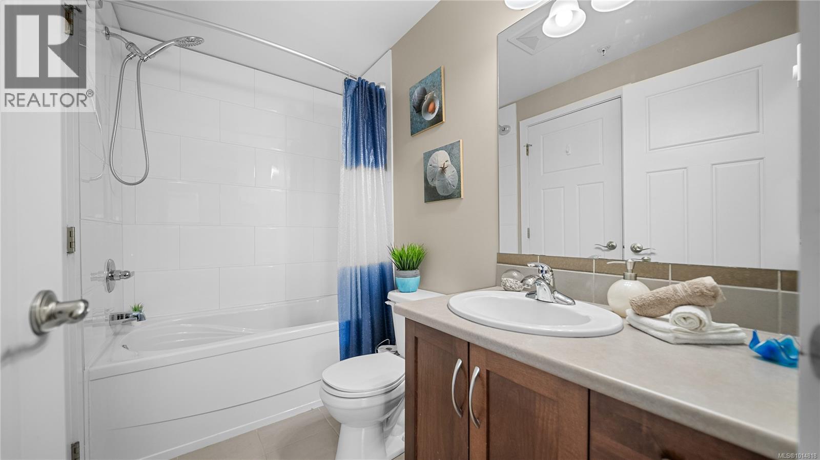 207 7088 West Saanich Rd, Central Saanich