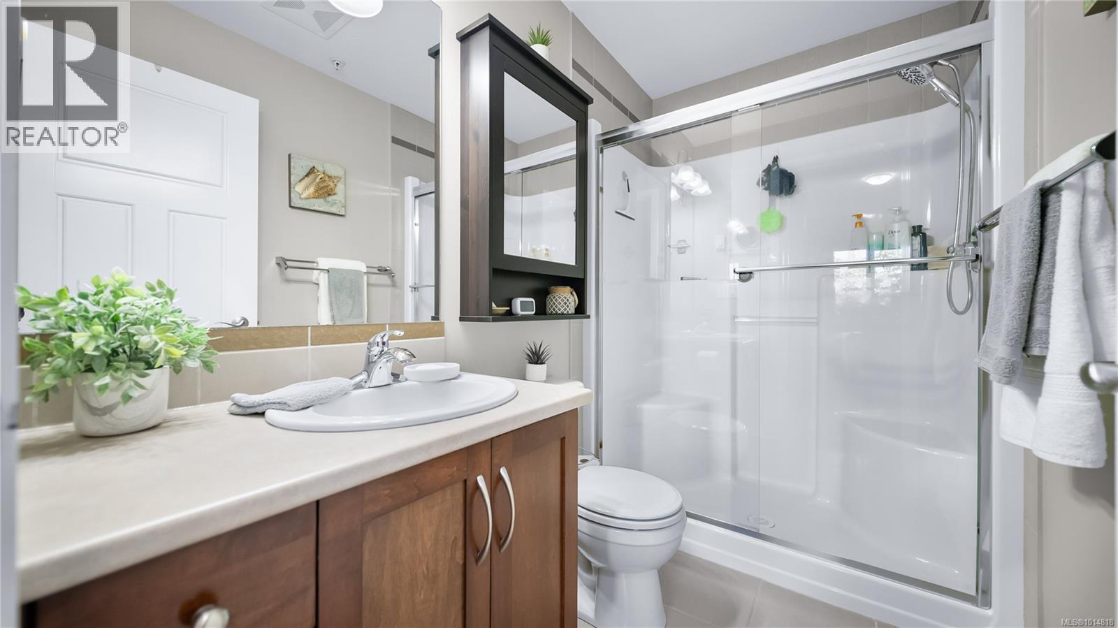 207 7088 West Saanich Rd, Central Saanich