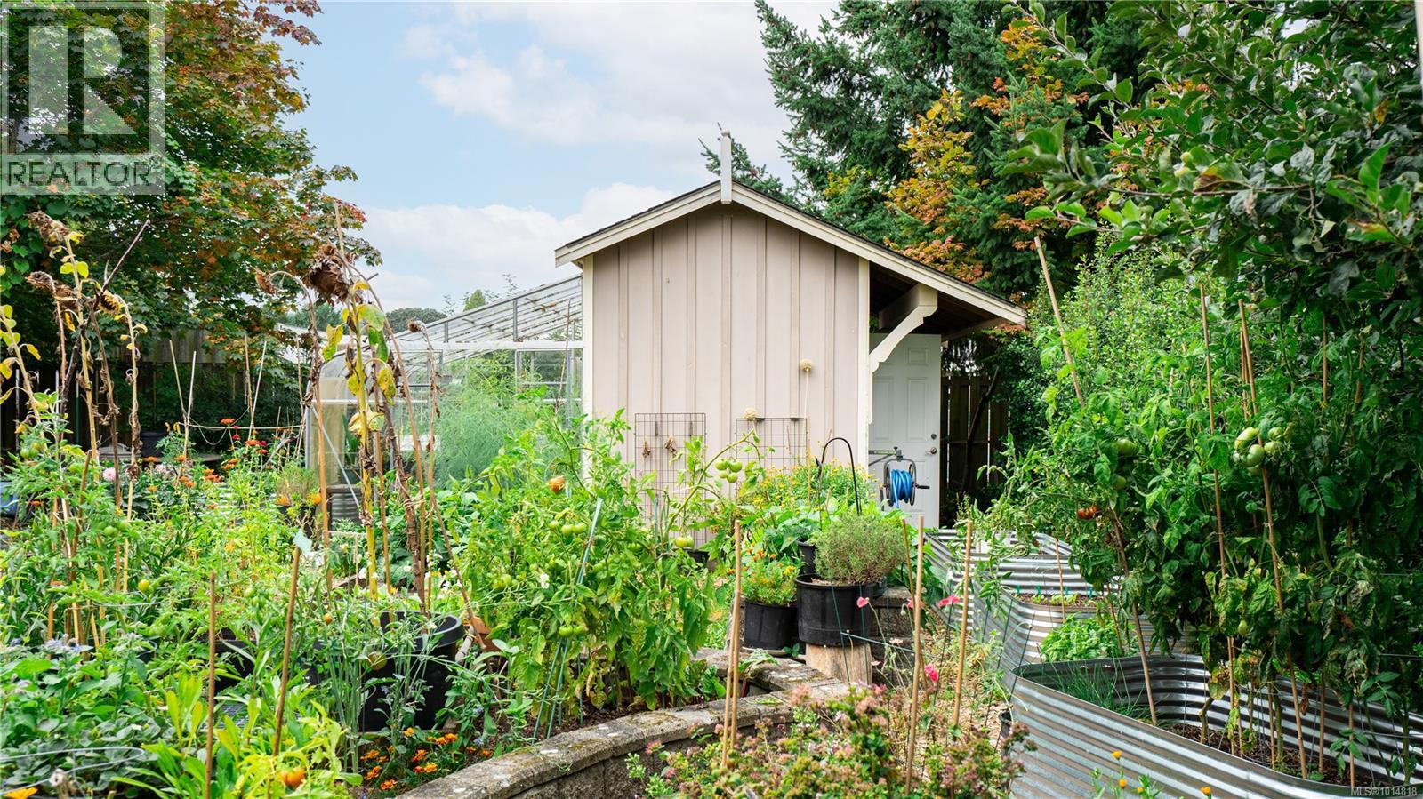 207 7088 West Saanich Rd, Central Saanich