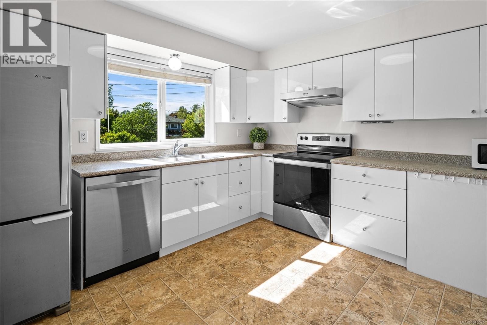 3980 Oakwood St, Saanich