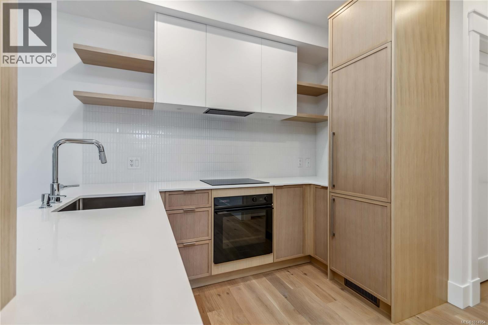 1 1915 Fernwood Road, Victoria