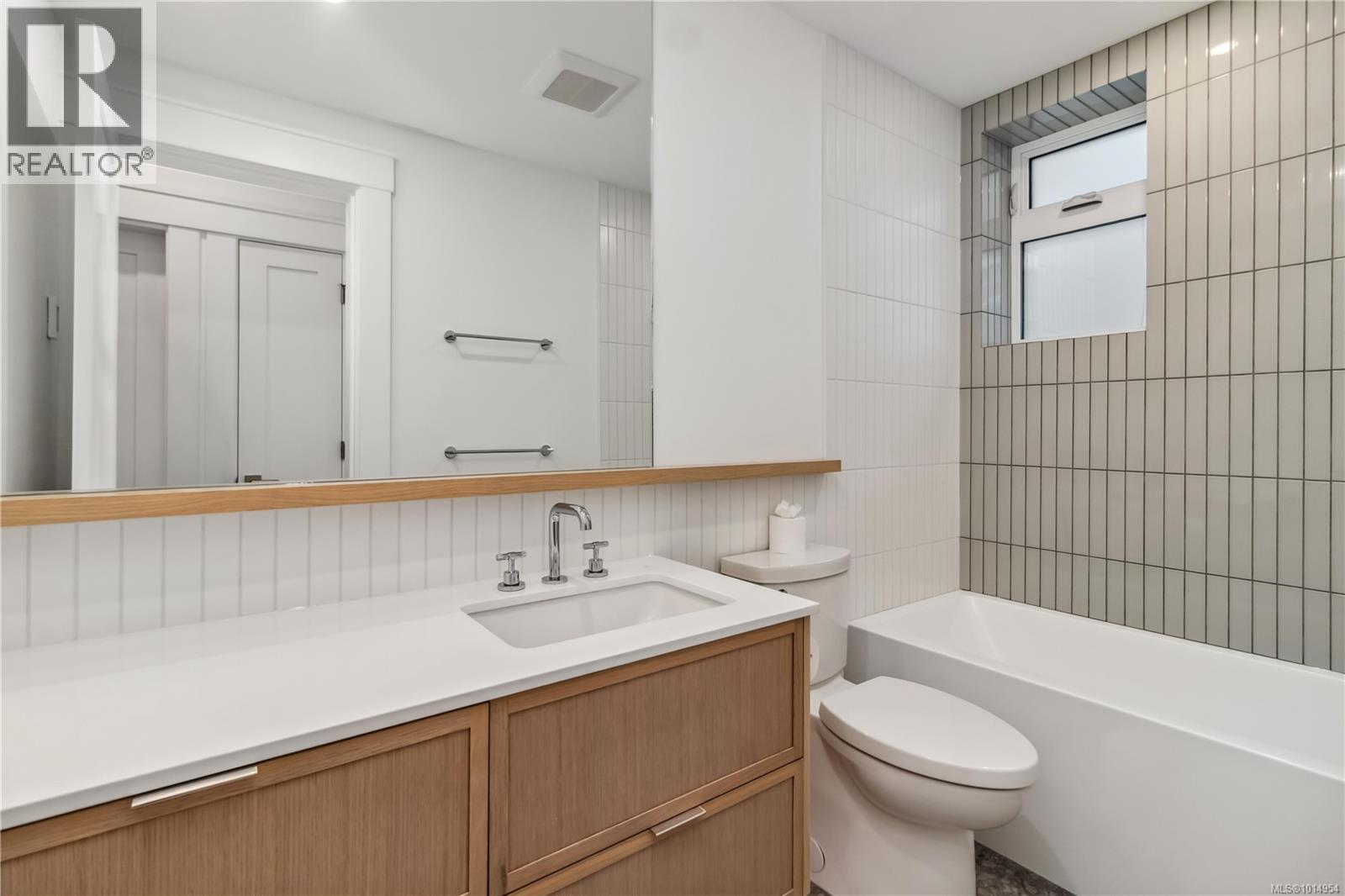 1 1915 Fernwood Road, Victoria