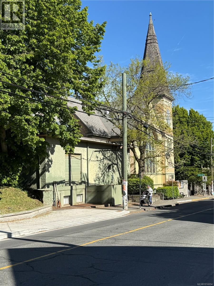 1 1915 Fernwood Road, Victoria