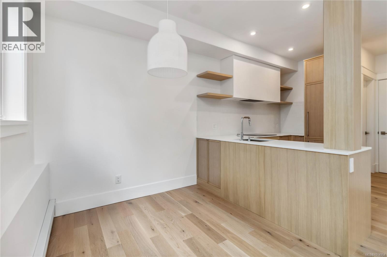 1 1915 Fernwood Road, Victoria
