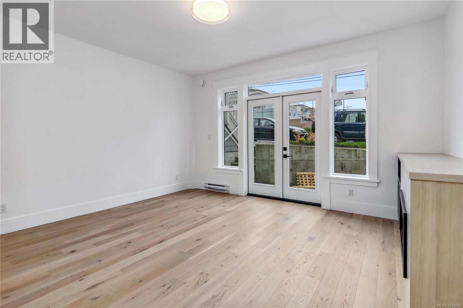 1 1915 Fernwood Road, Victoria