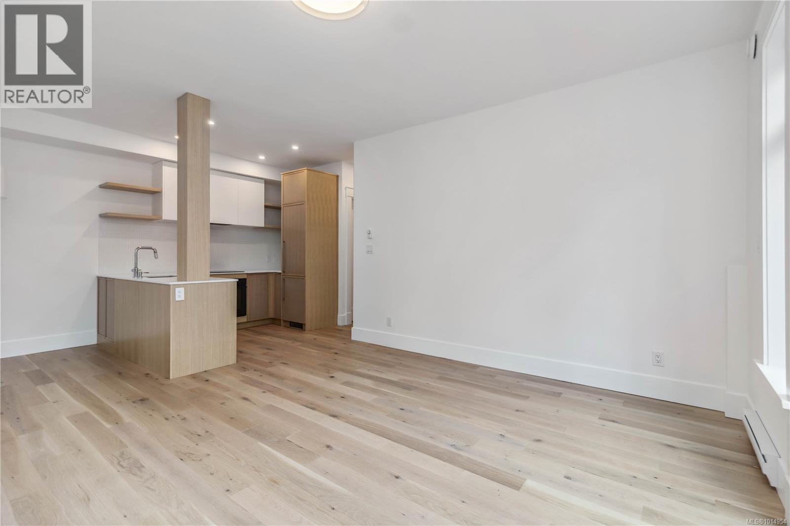 1 1915 Fernwood Road, Victoria