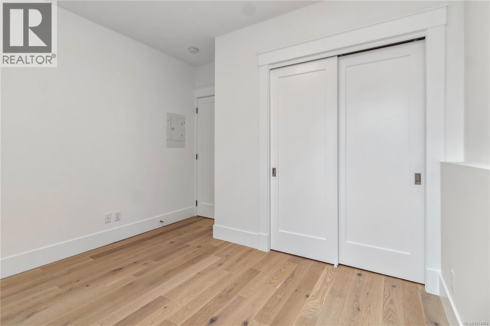 1 1915 Fernwood Road, Victoria