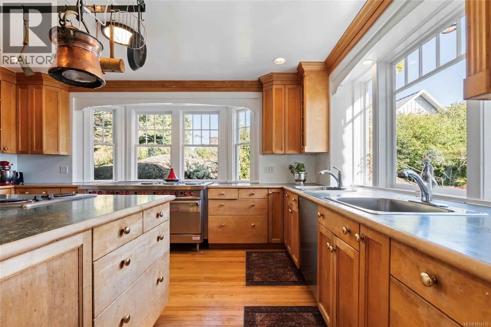 3045 McAnally Rd, Saanich