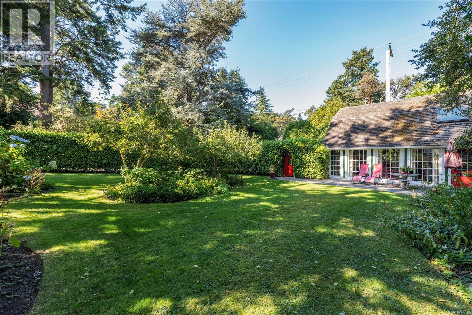 3045 McAnally Rd, Saanich