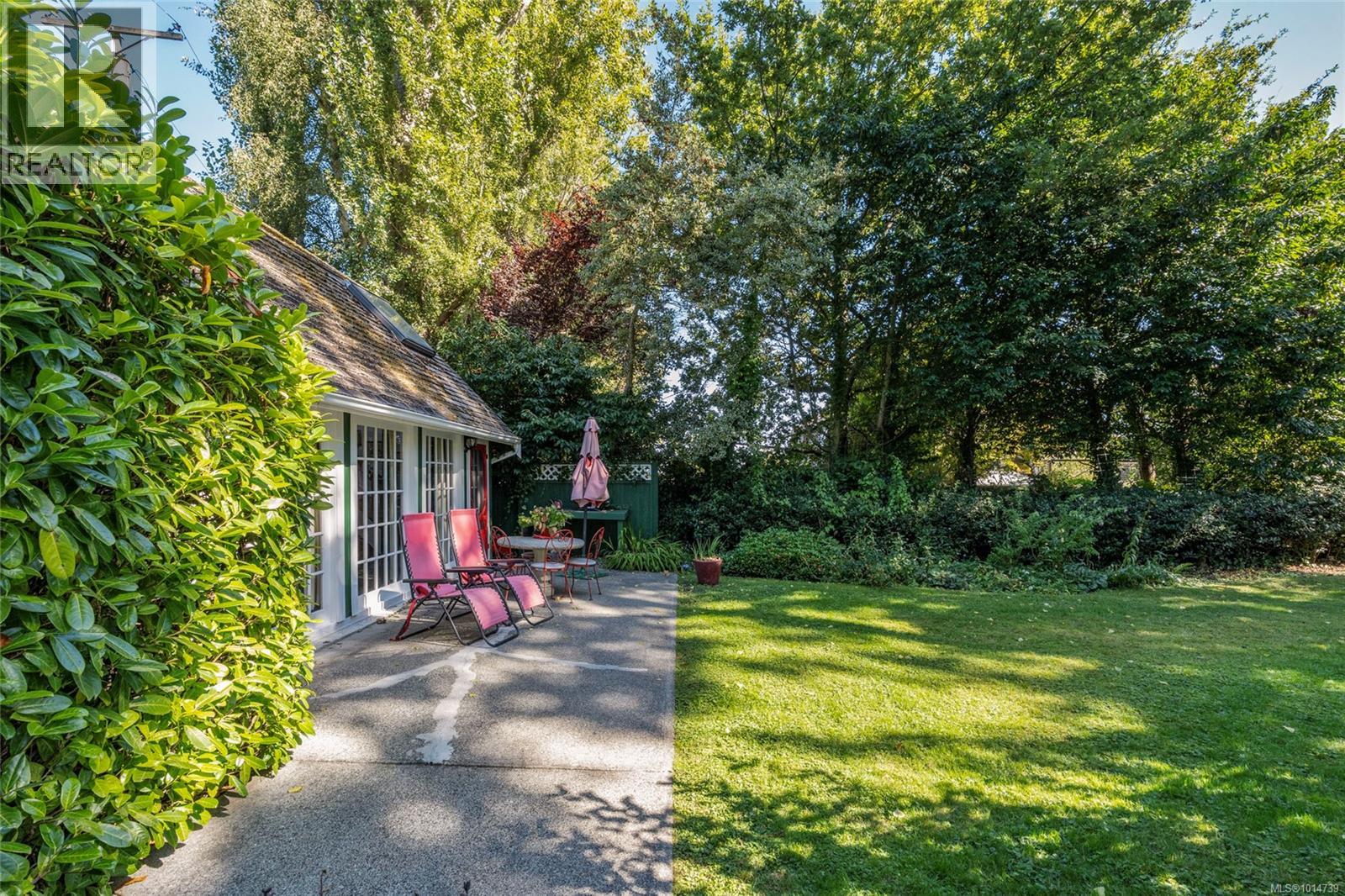 3045 McAnally Rd, Saanich