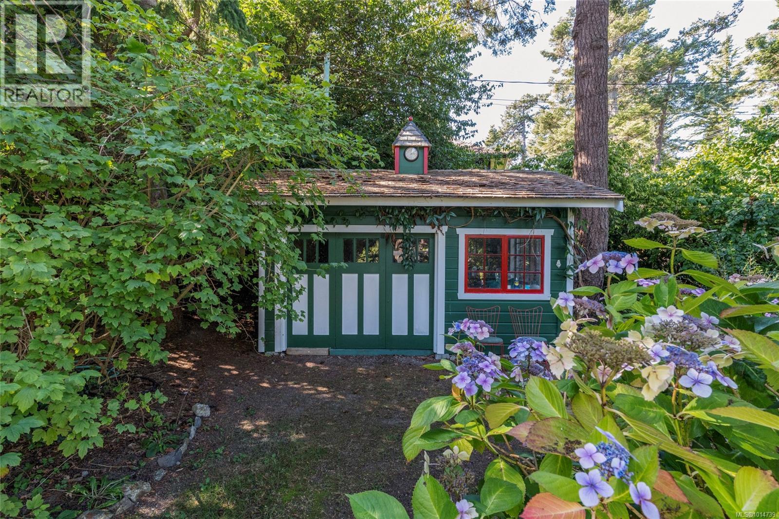 3045 McAnally Rd, Saanich