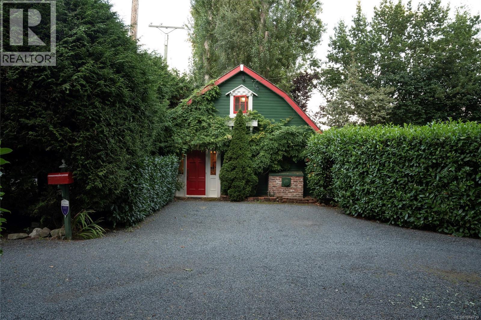 3045 McAnally Rd, Saanich