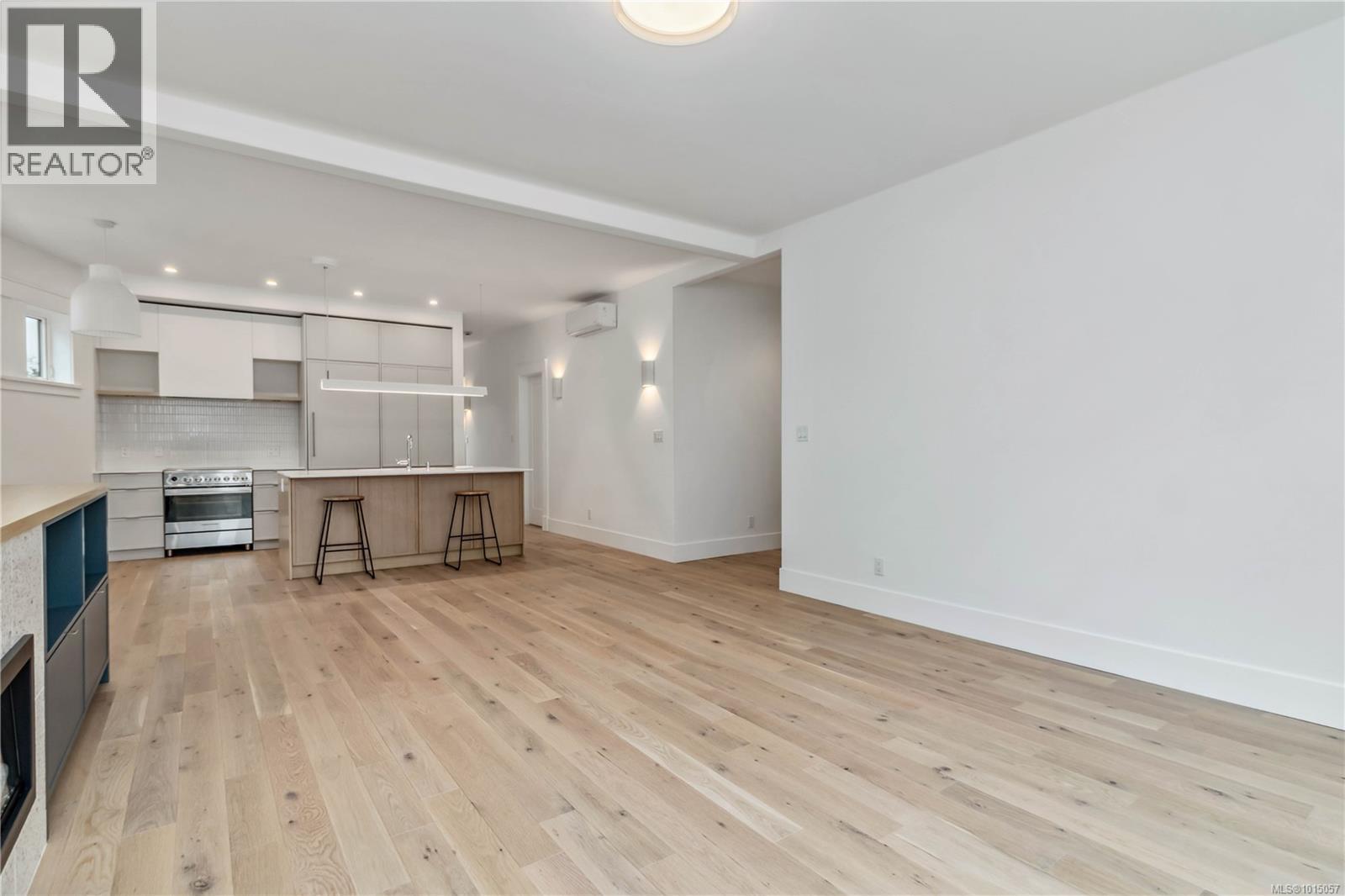 3 1915 Fernwood Rd, Victoria