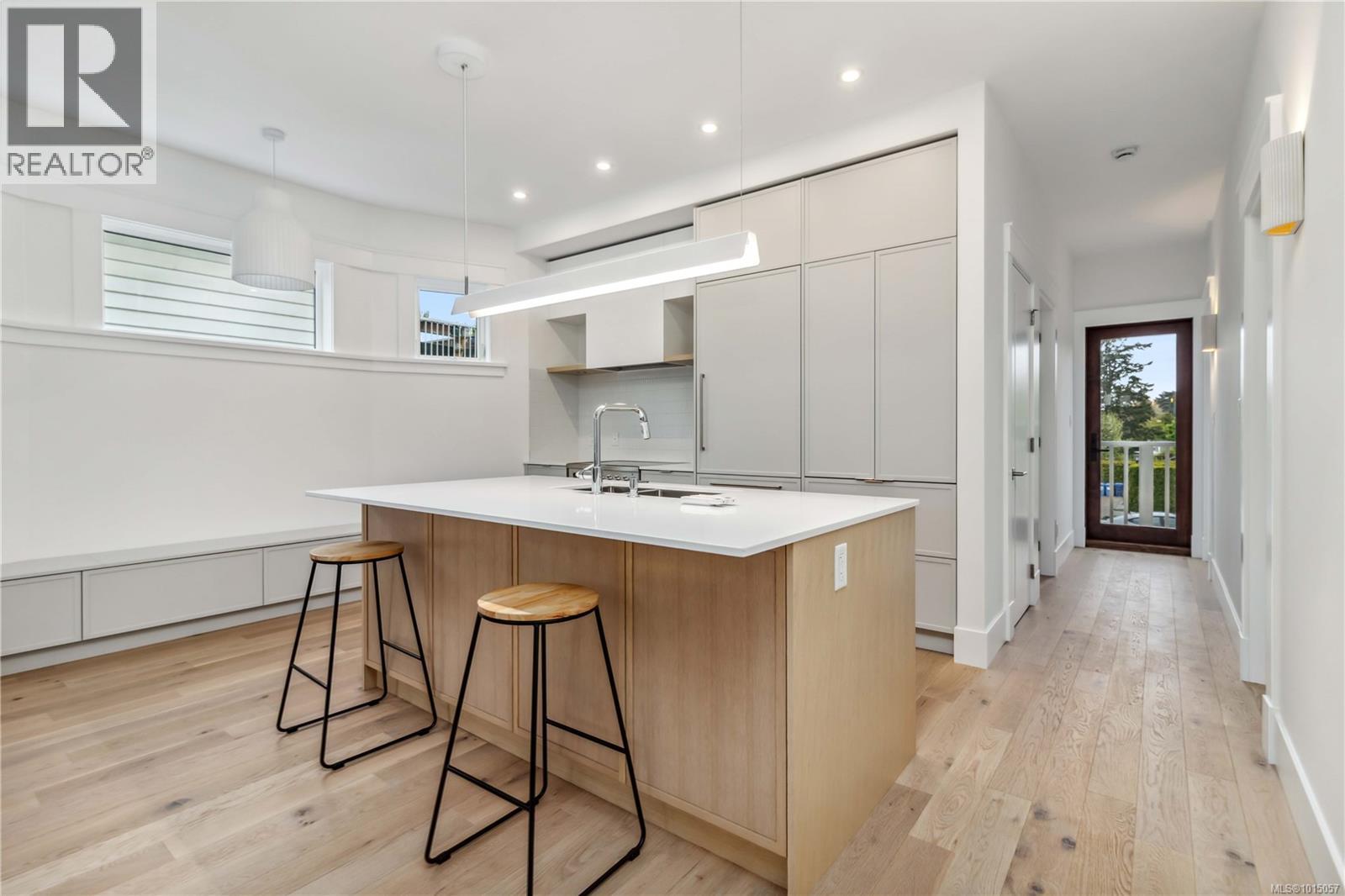 3 1915 Fernwood Rd, Victoria