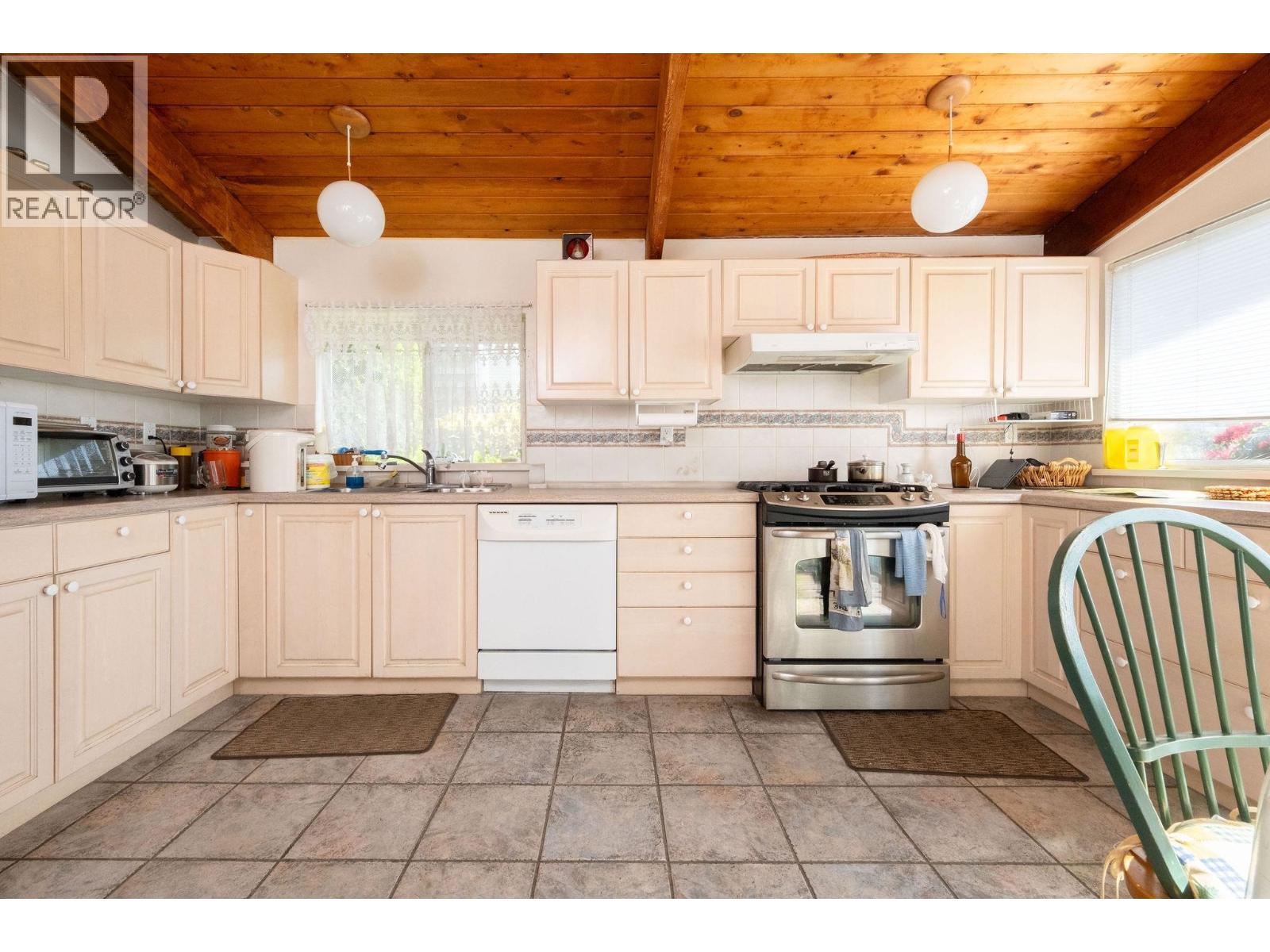 2128 MATHERS AVENUE, West Vancouver
