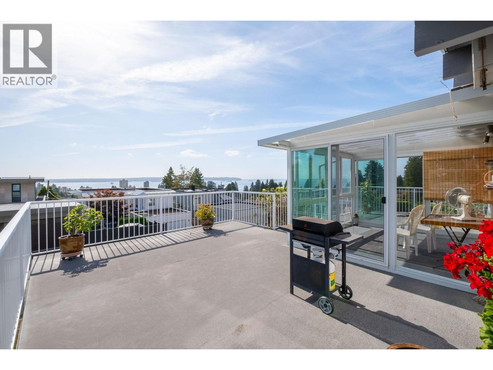 2128 MATHERS AVENUE, West Vancouver