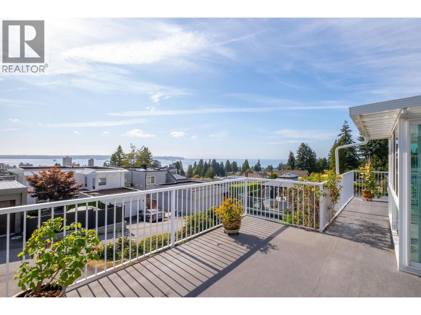 2128 MATHERS AVENUE, West Vancouver