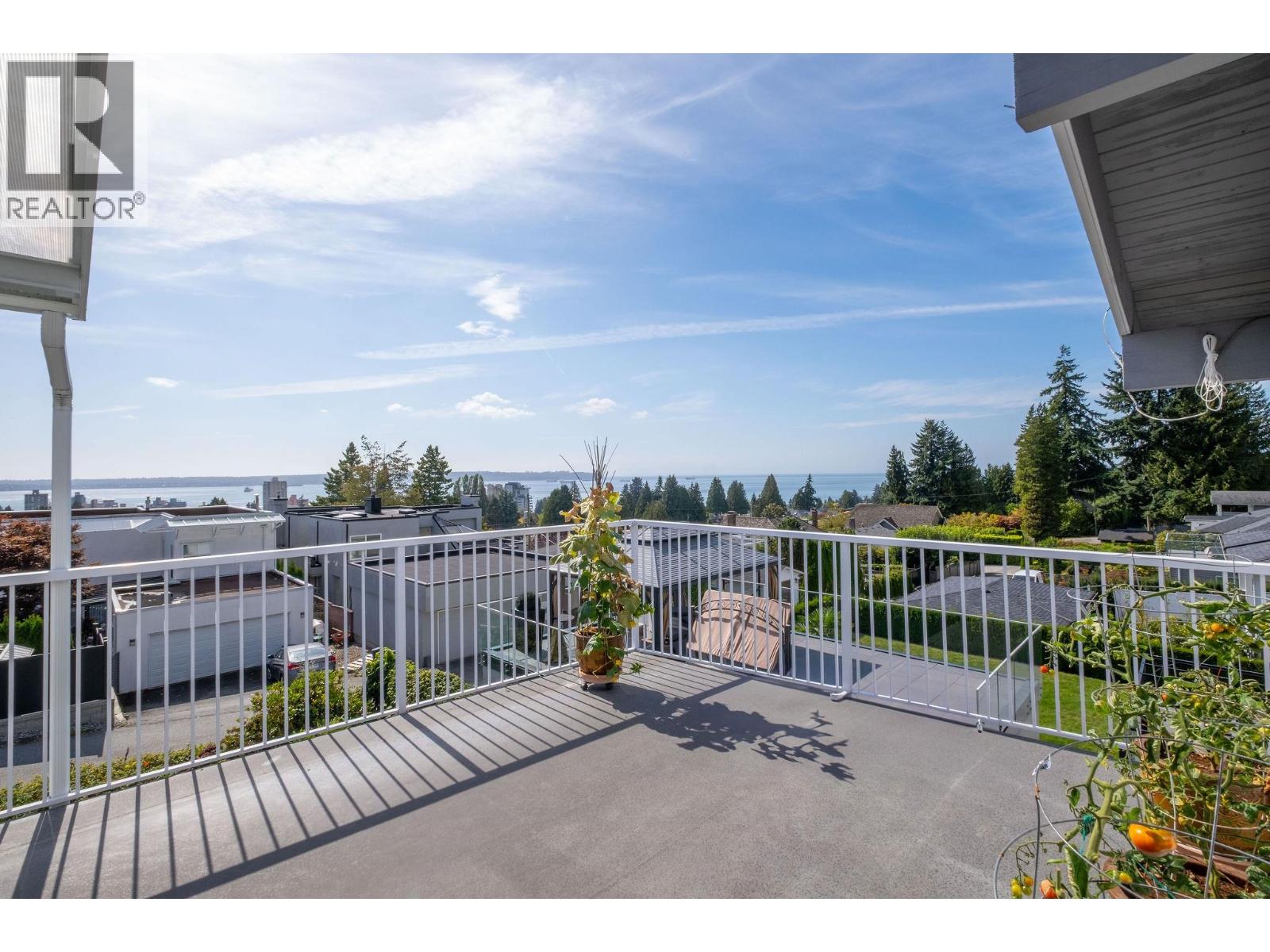 2128 MATHERS AVENUE, West Vancouver