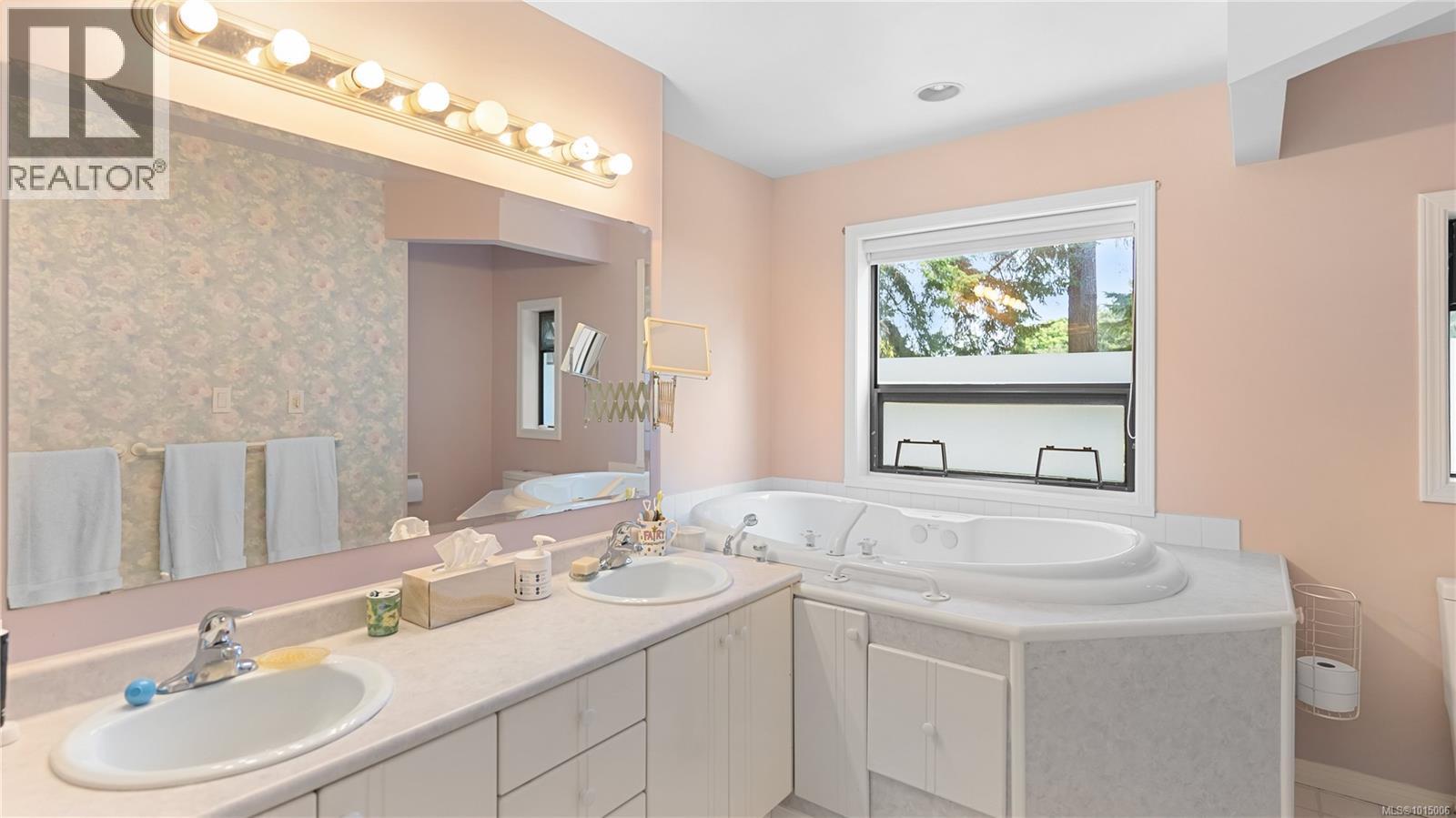 2059 Saltair Pl, Saanich