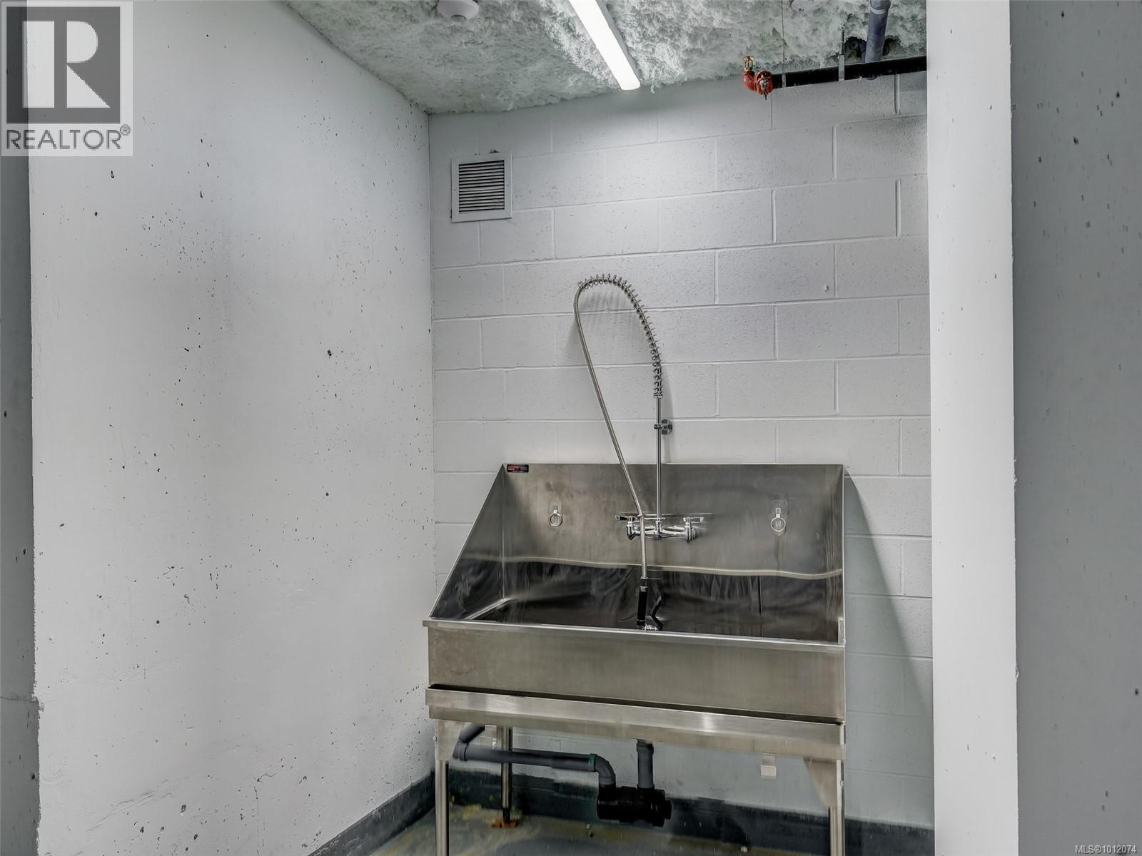 908 1100 Yates Street, Victoria