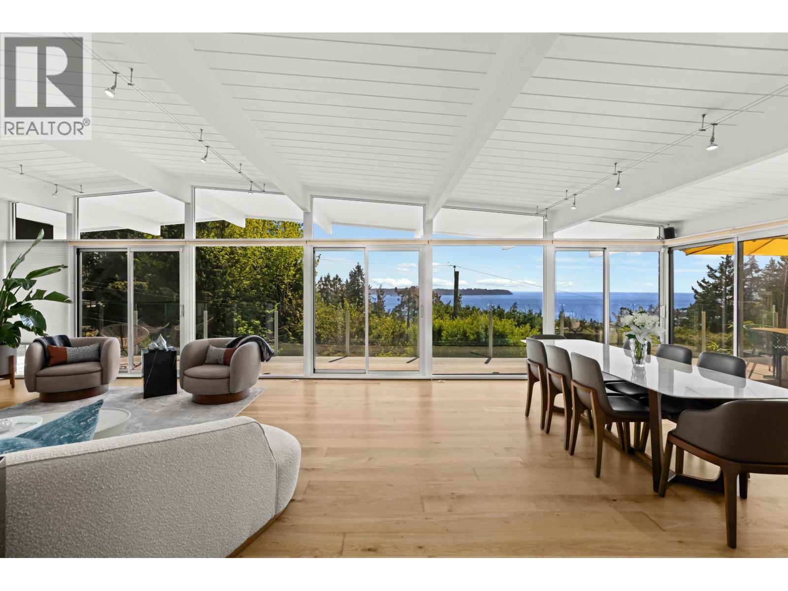 4045 BAYRIDGE AVENUE, West Vancouver