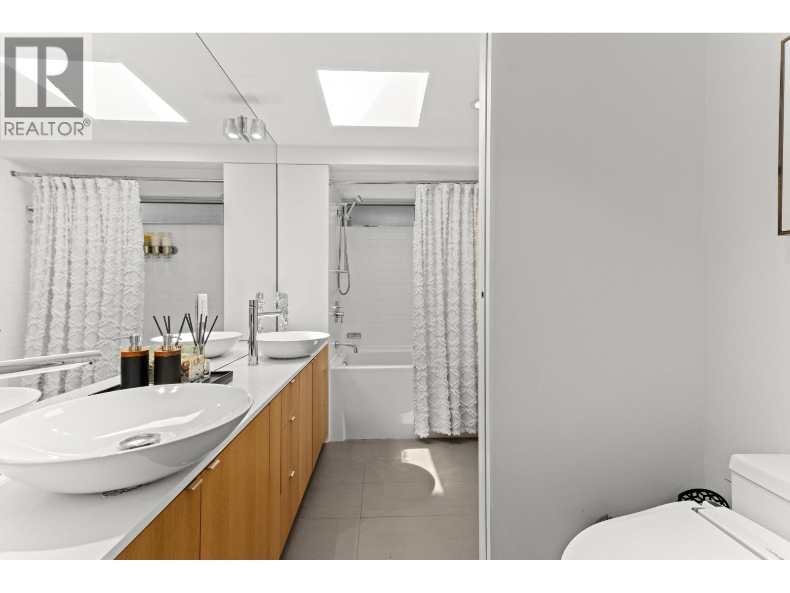 4045 BAYRIDGE AVENUE, West Vancouver