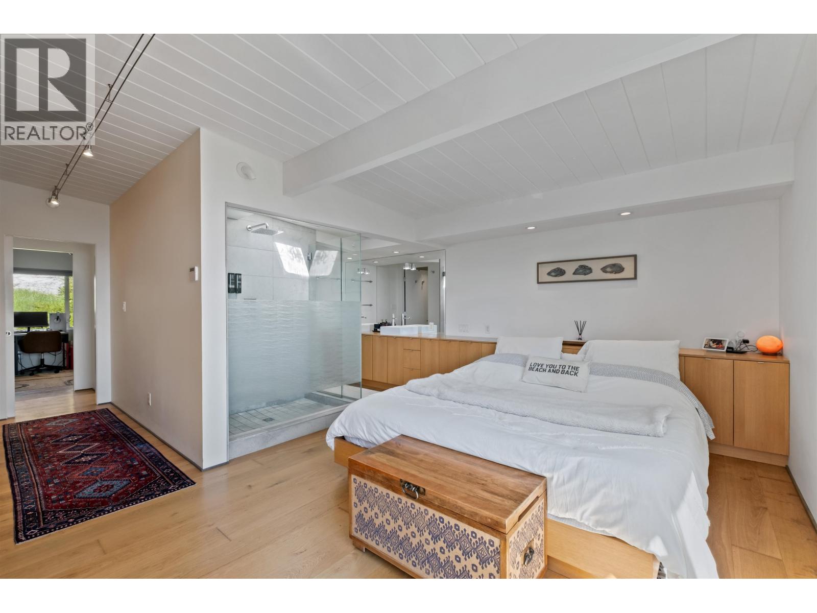 4045 BAYRIDGE AVENUE, West Vancouver