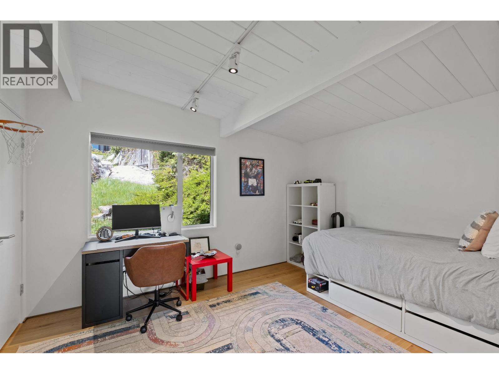 4045 BAYRIDGE AVENUE, West Vancouver