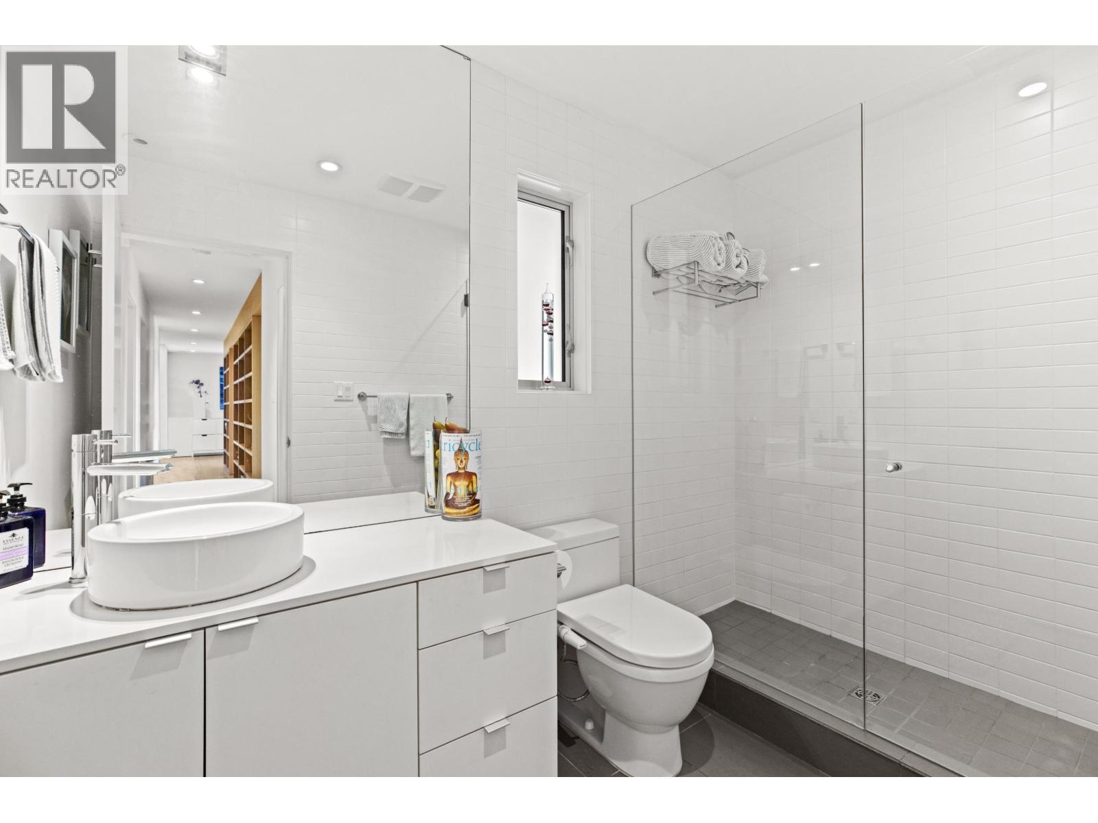4045 BAYRIDGE AVENUE, West Vancouver
