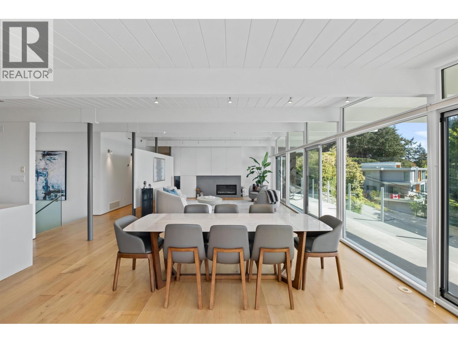 4045 BAYRIDGE AVENUE, West Vancouver