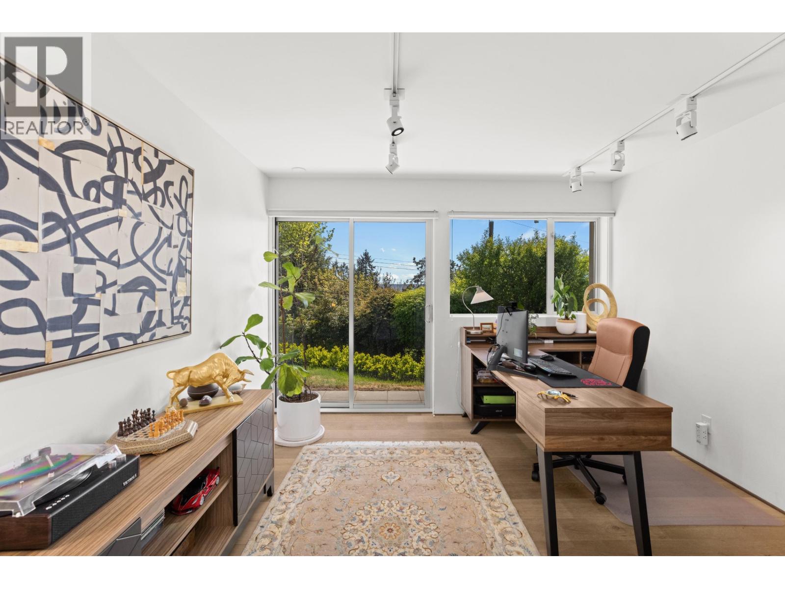 4045 BAYRIDGE AVENUE, West Vancouver