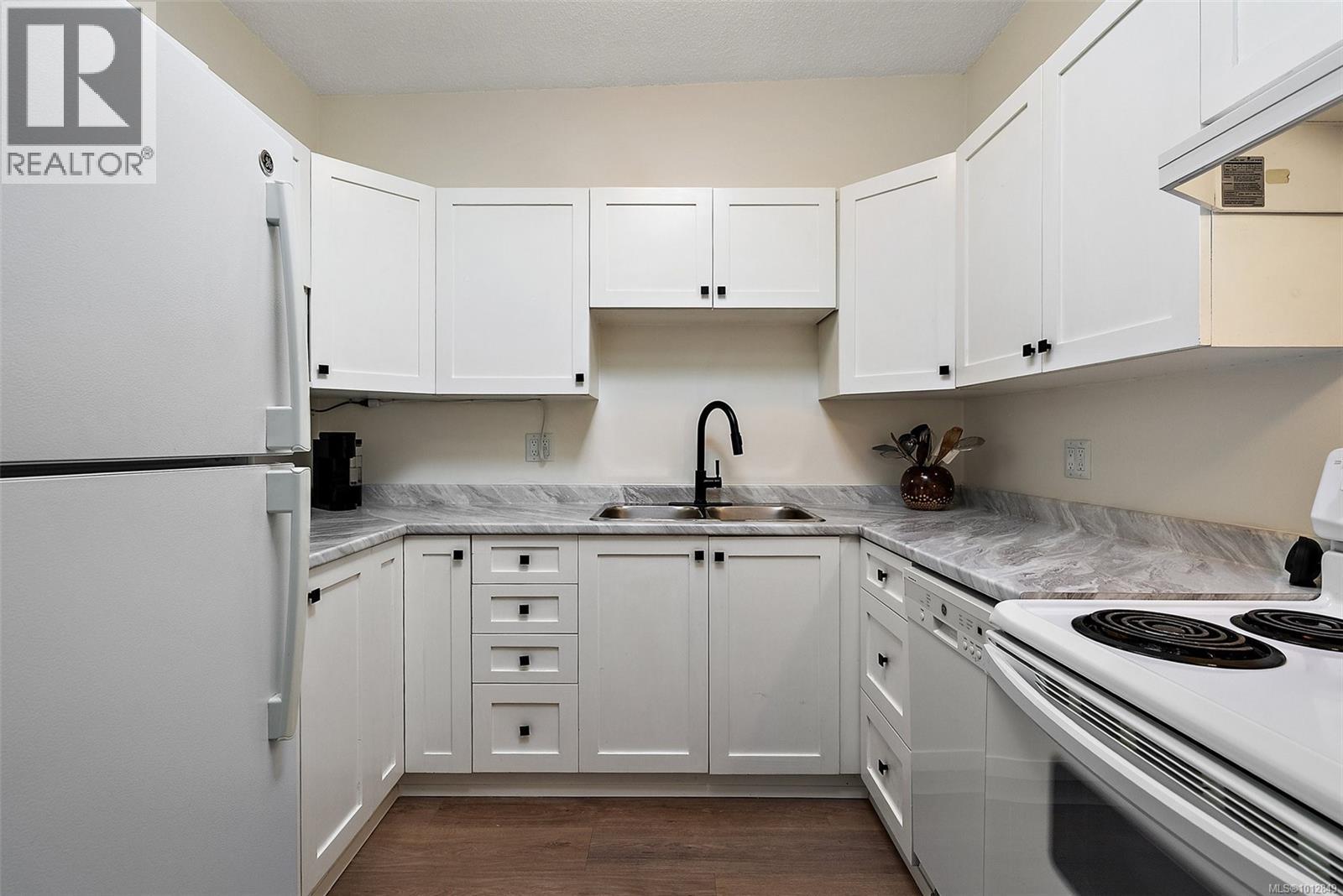 302 642 Admirals Road, Esquimalt