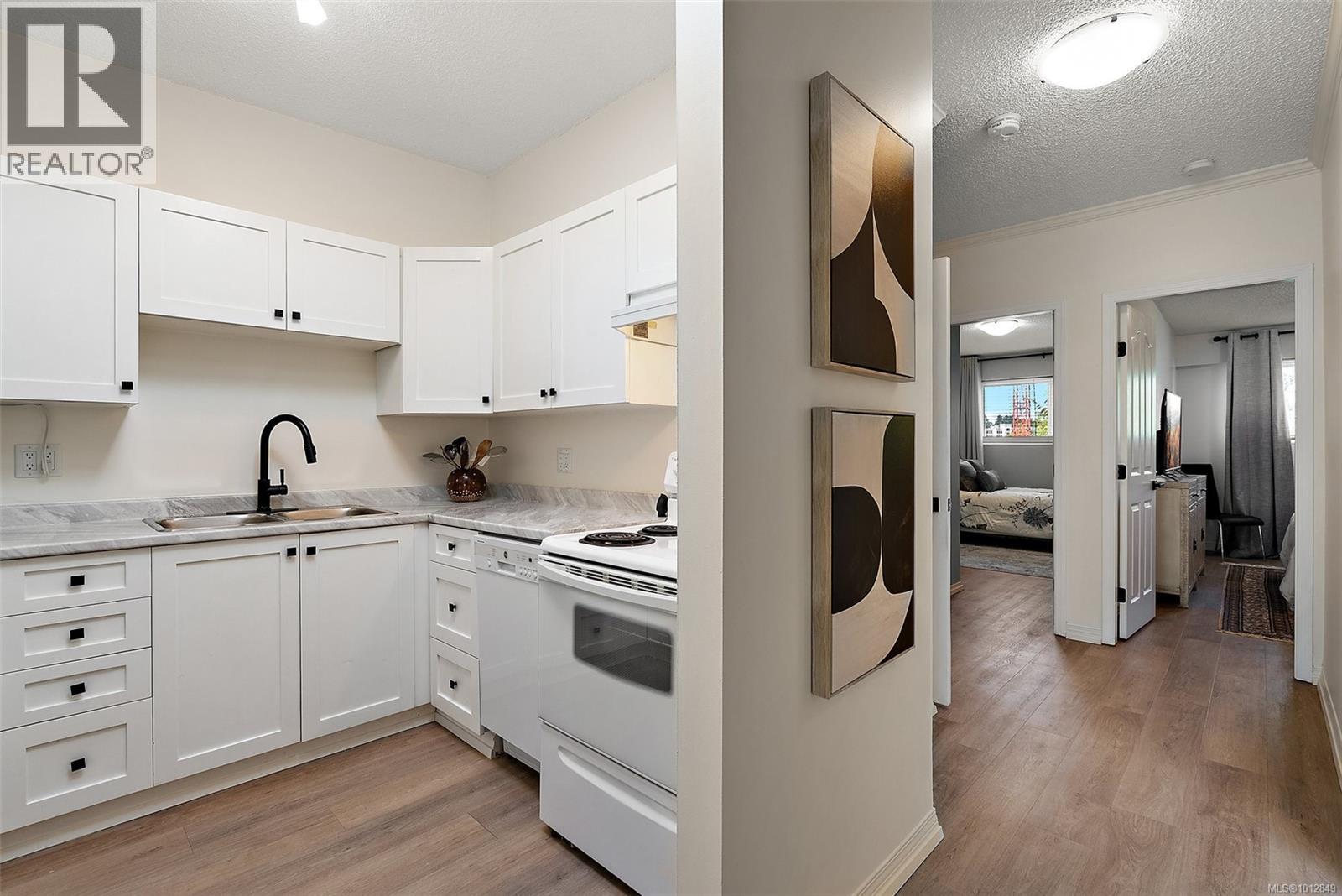 302 642 Admirals Road, Esquimalt