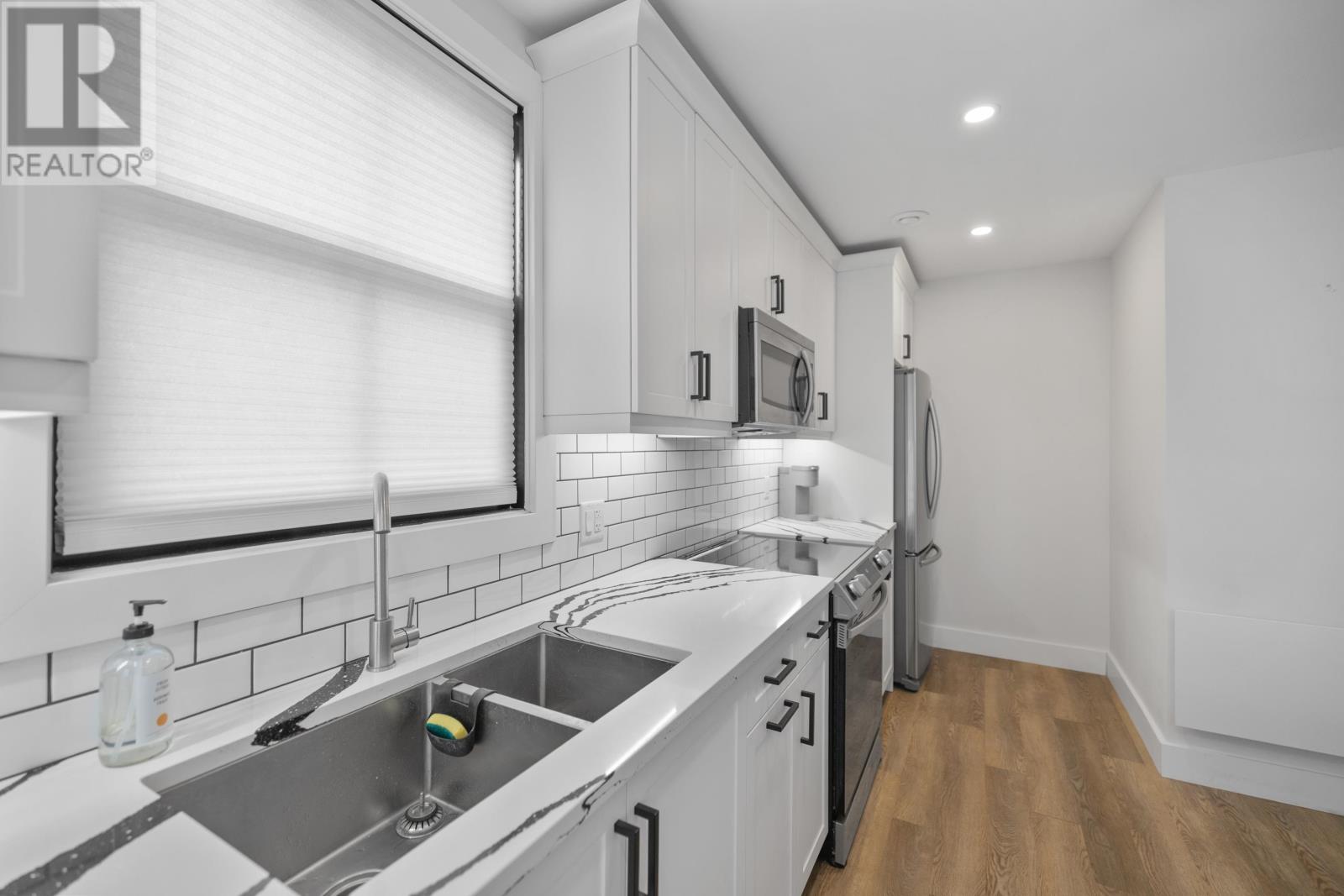 #102 52 SYDNEY STREET - 11