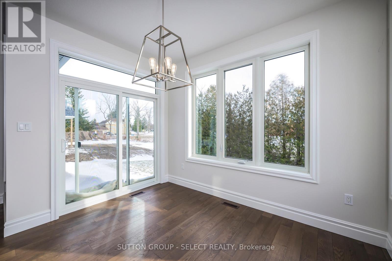 Single Family House Bungalow for Sale in  SPRUCE CRESCENT North Middlesex (Parkhill) 