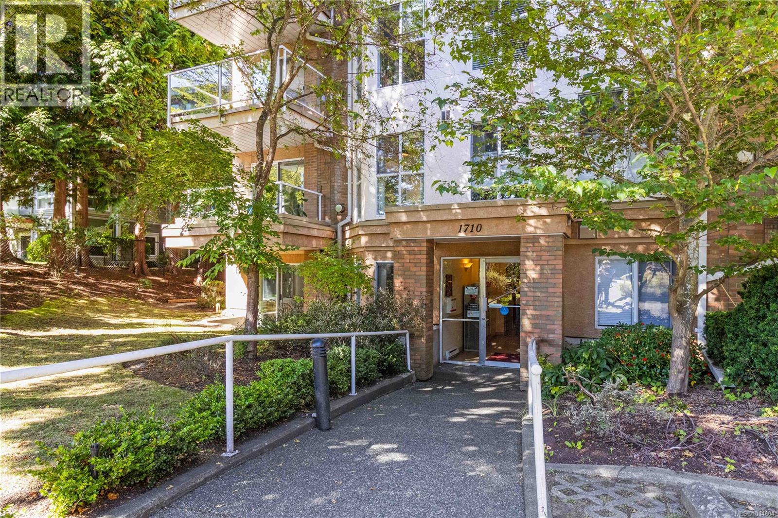 302 1710 Fort Street, Victoria