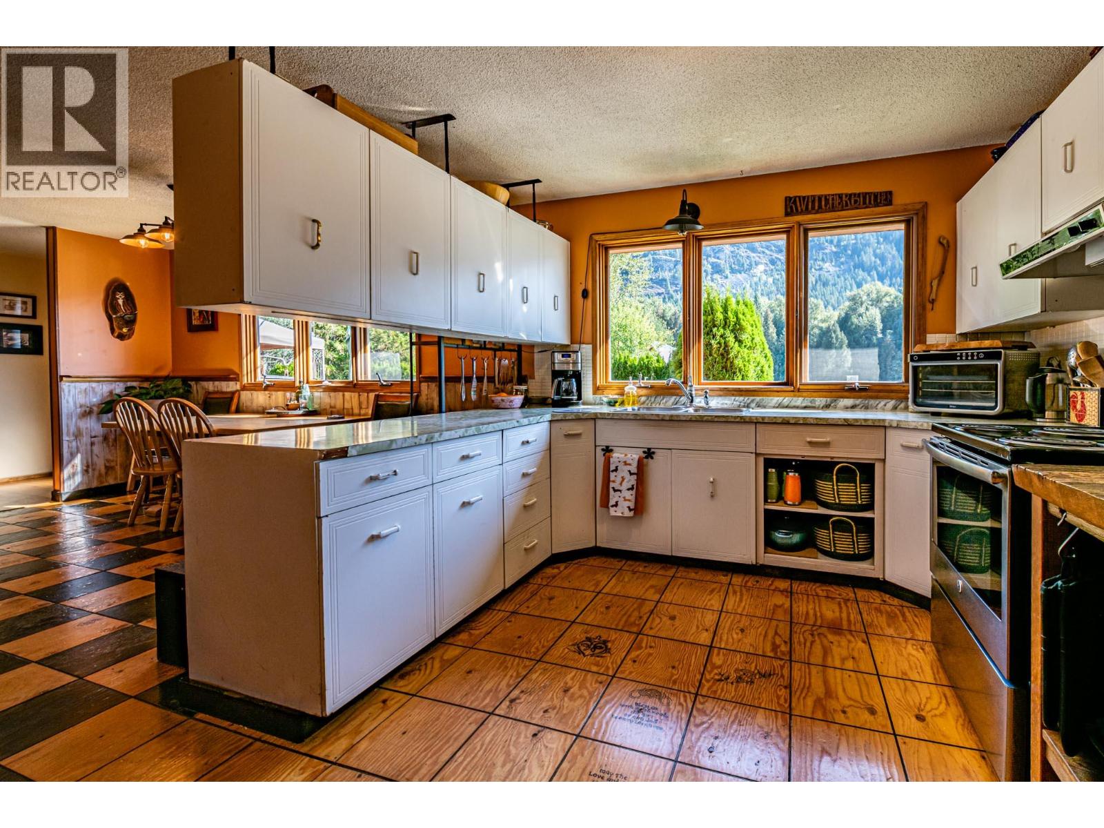 804 Cedar Avenue, Salmo
