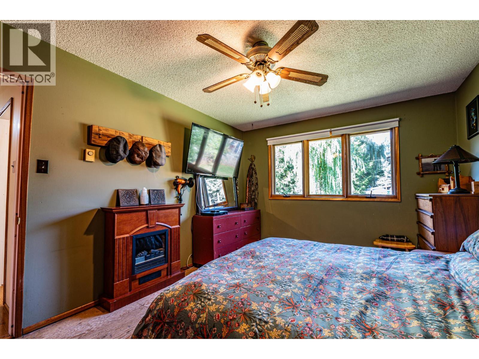 804 Cedar Avenue, Salmo