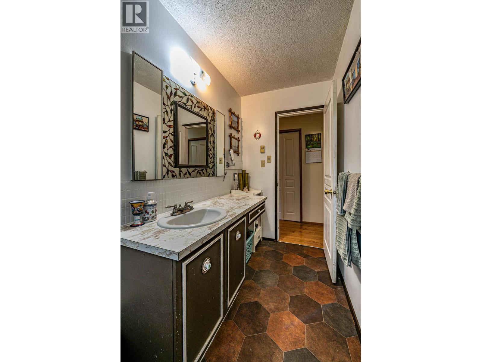 804 Cedar Avenue, Salmo