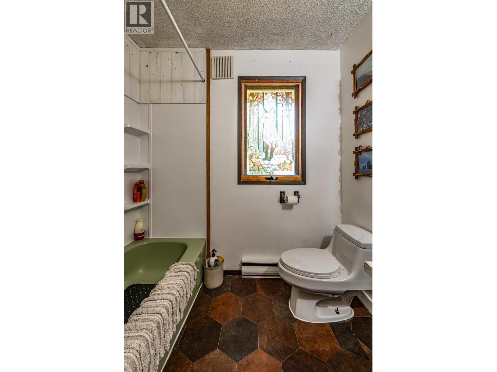 804 Cedar Avenue, Salmo
