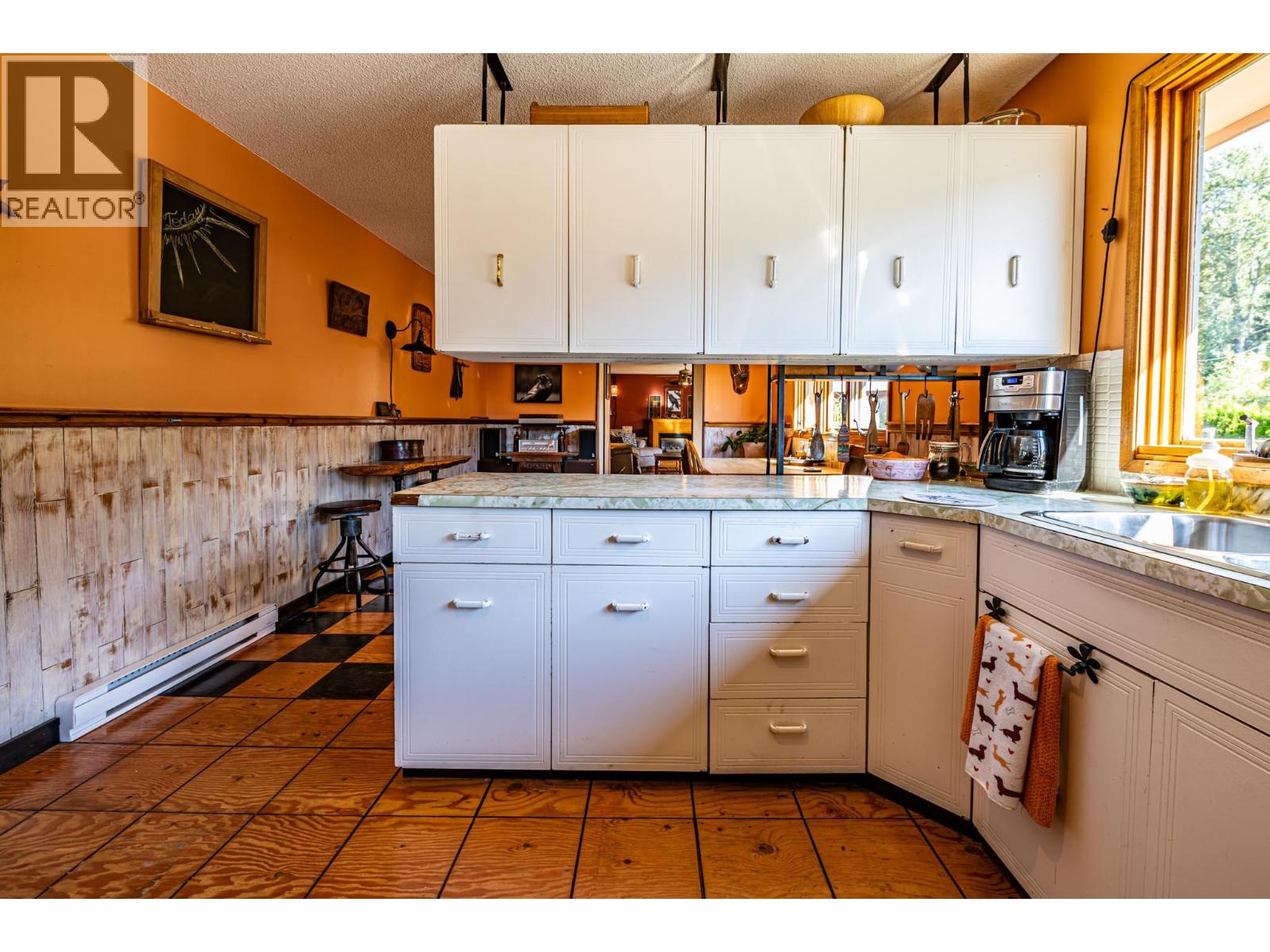 804 Cedar Avenue, Salmo