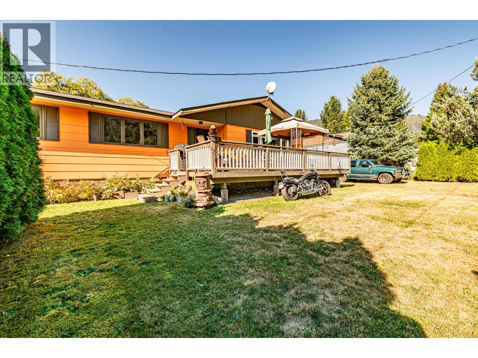804 Cedar Avenue, Salmo