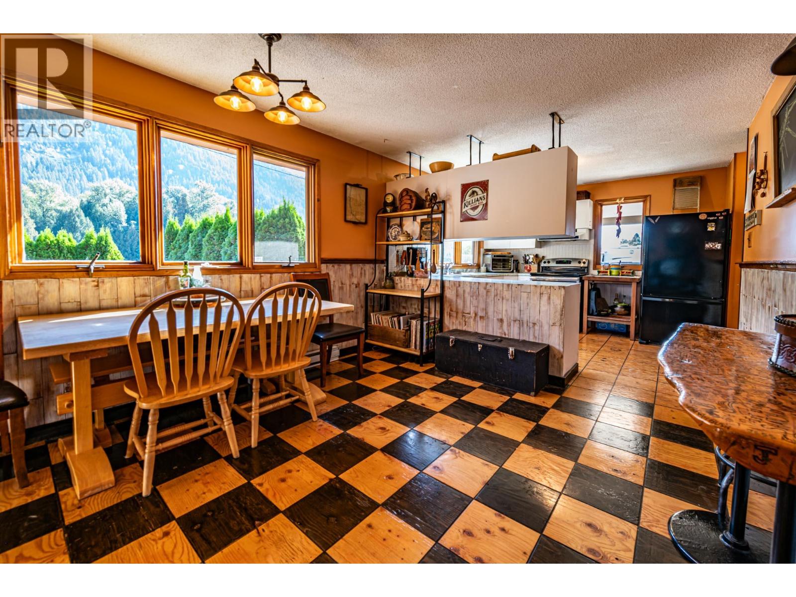 804 Cedar Avenue, Salmo