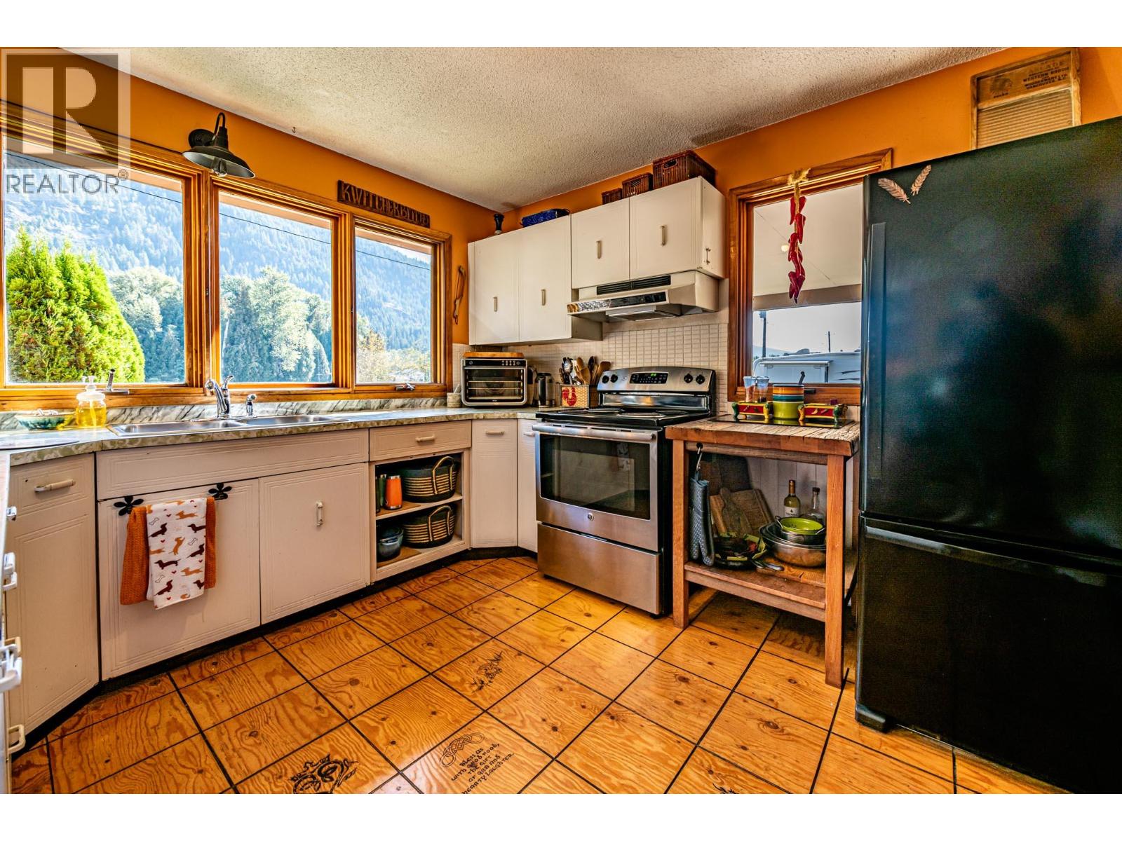 804 Cedar Avenue, Salmo
