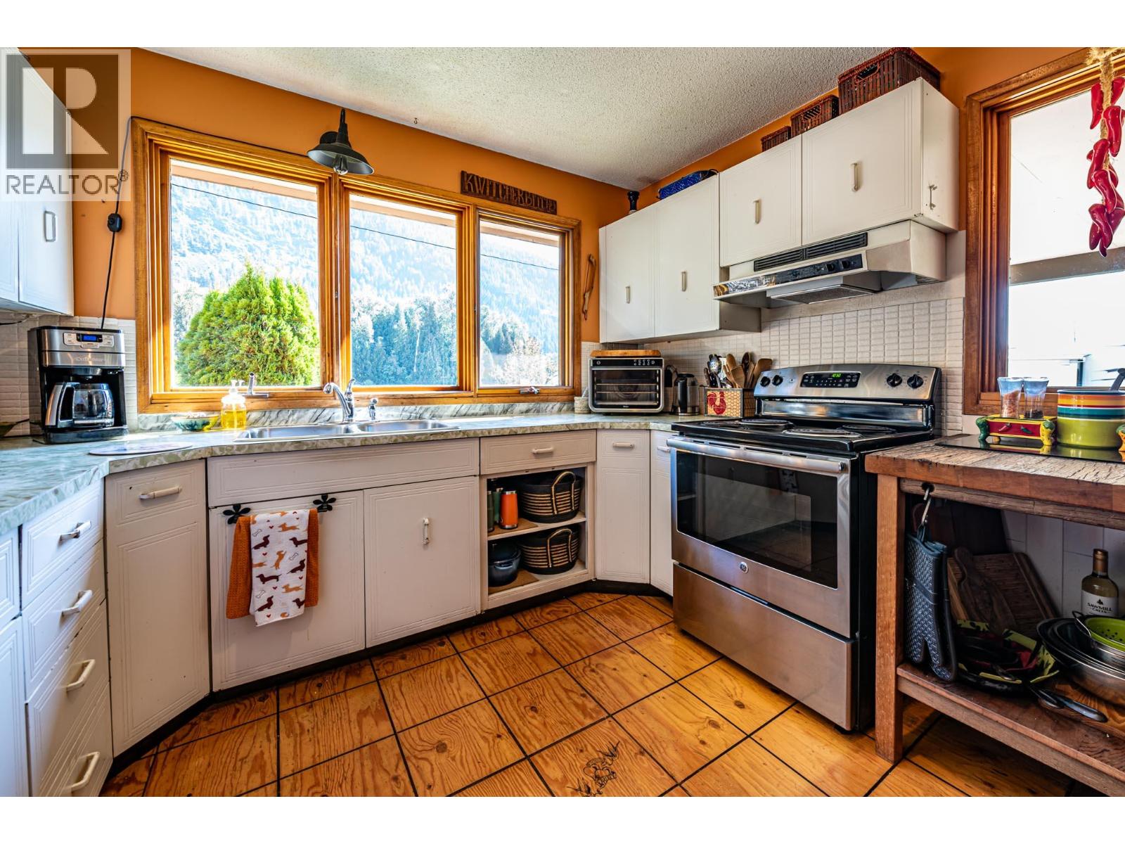 804 Cedar Avenue, Salmo