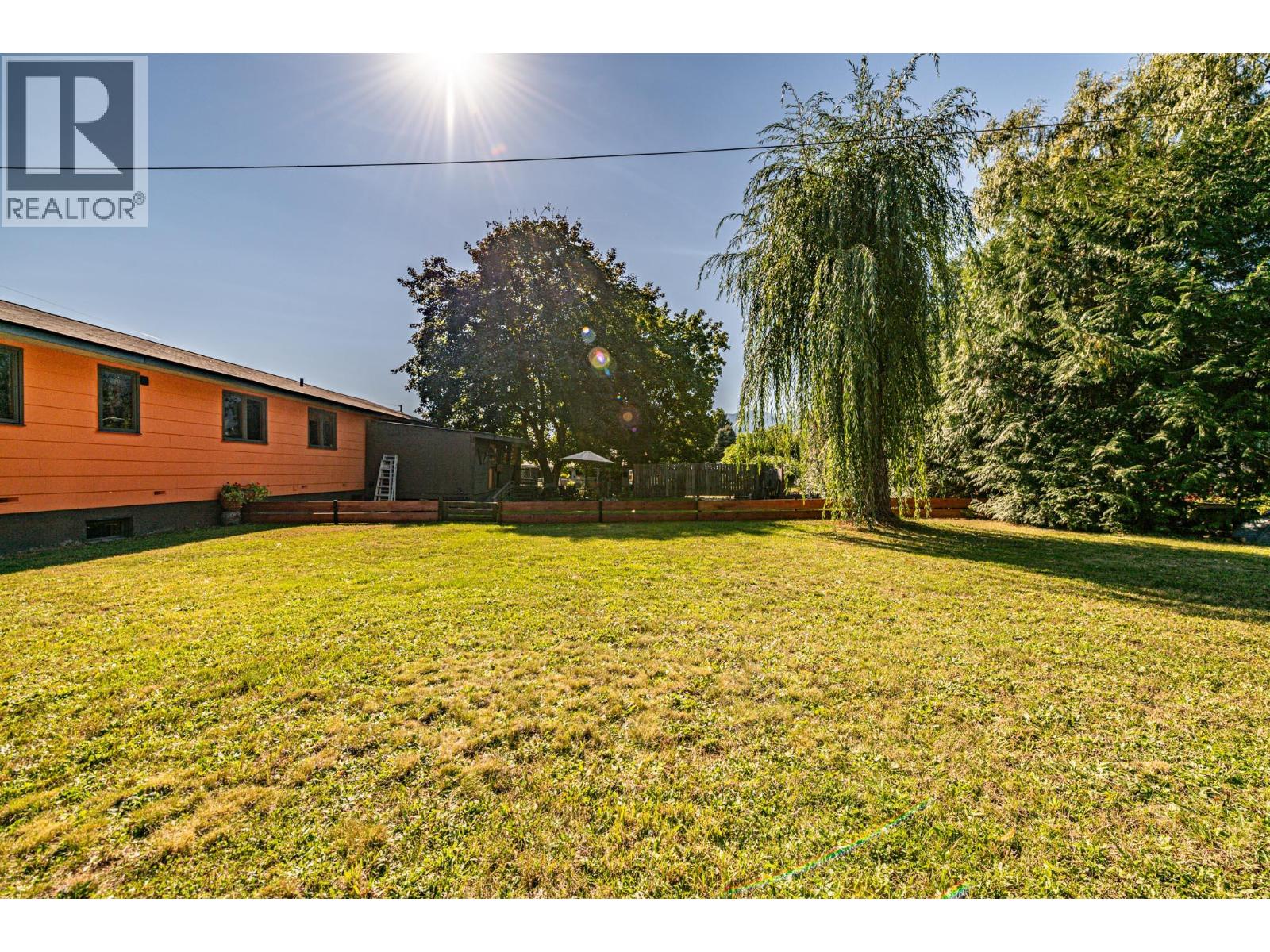 804 Cedar Avenue, Salmo