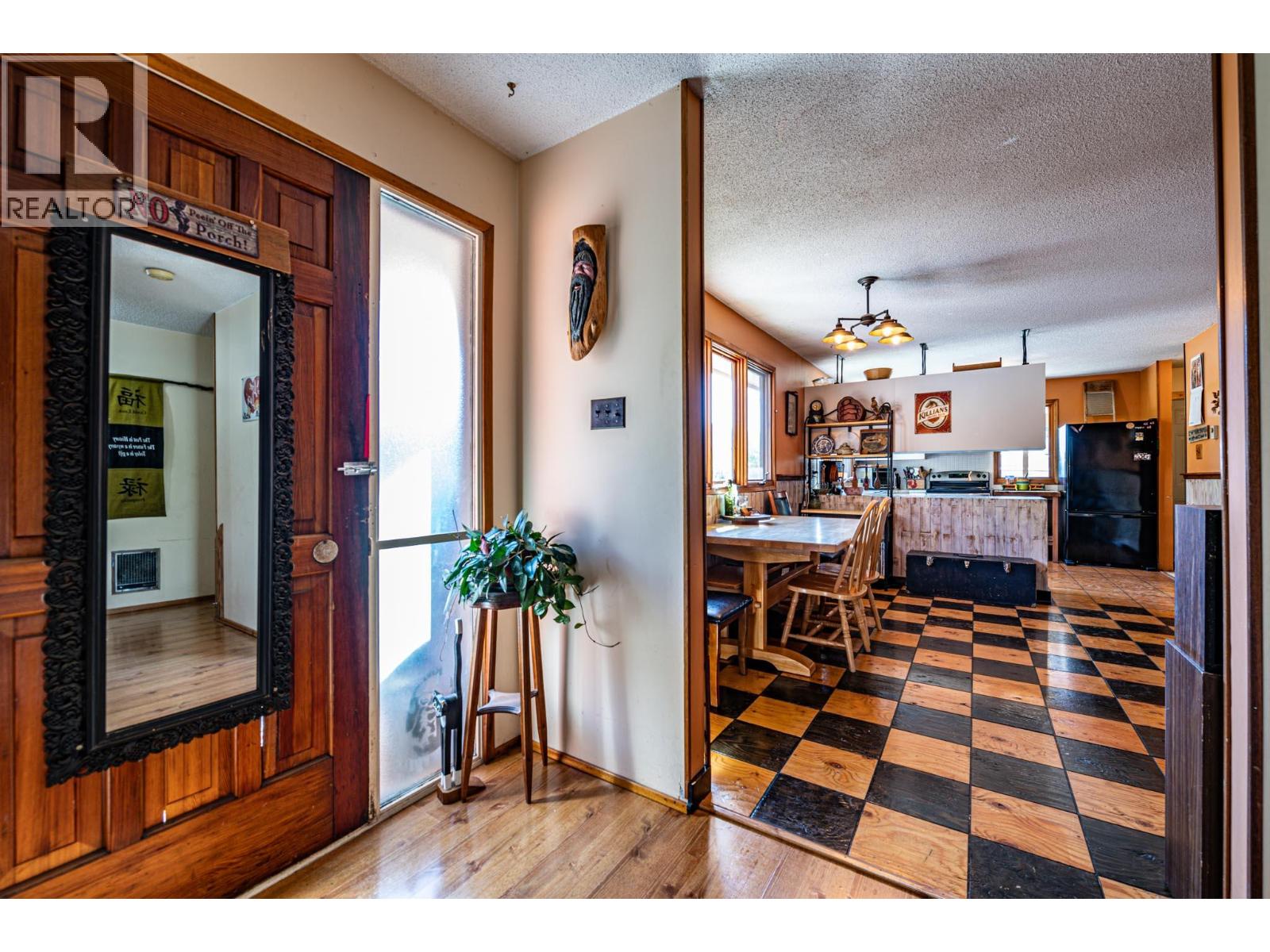 804 Cedar Avenue, Salmo